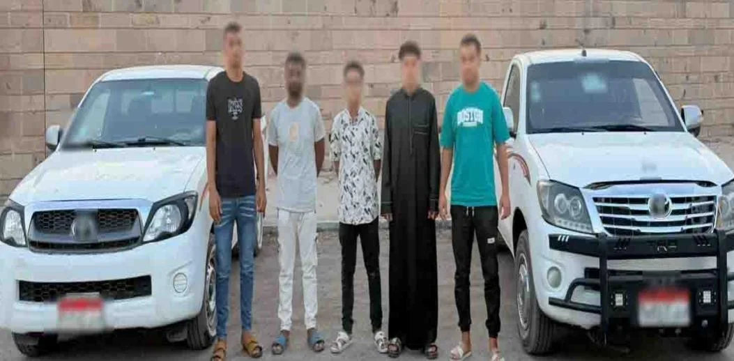 ضبط سائقي سيارتين استعرضا بطريقة متهورة في أسوان
