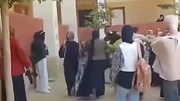 خناقة بين أولياء الأمور في امتحانات الشرقية