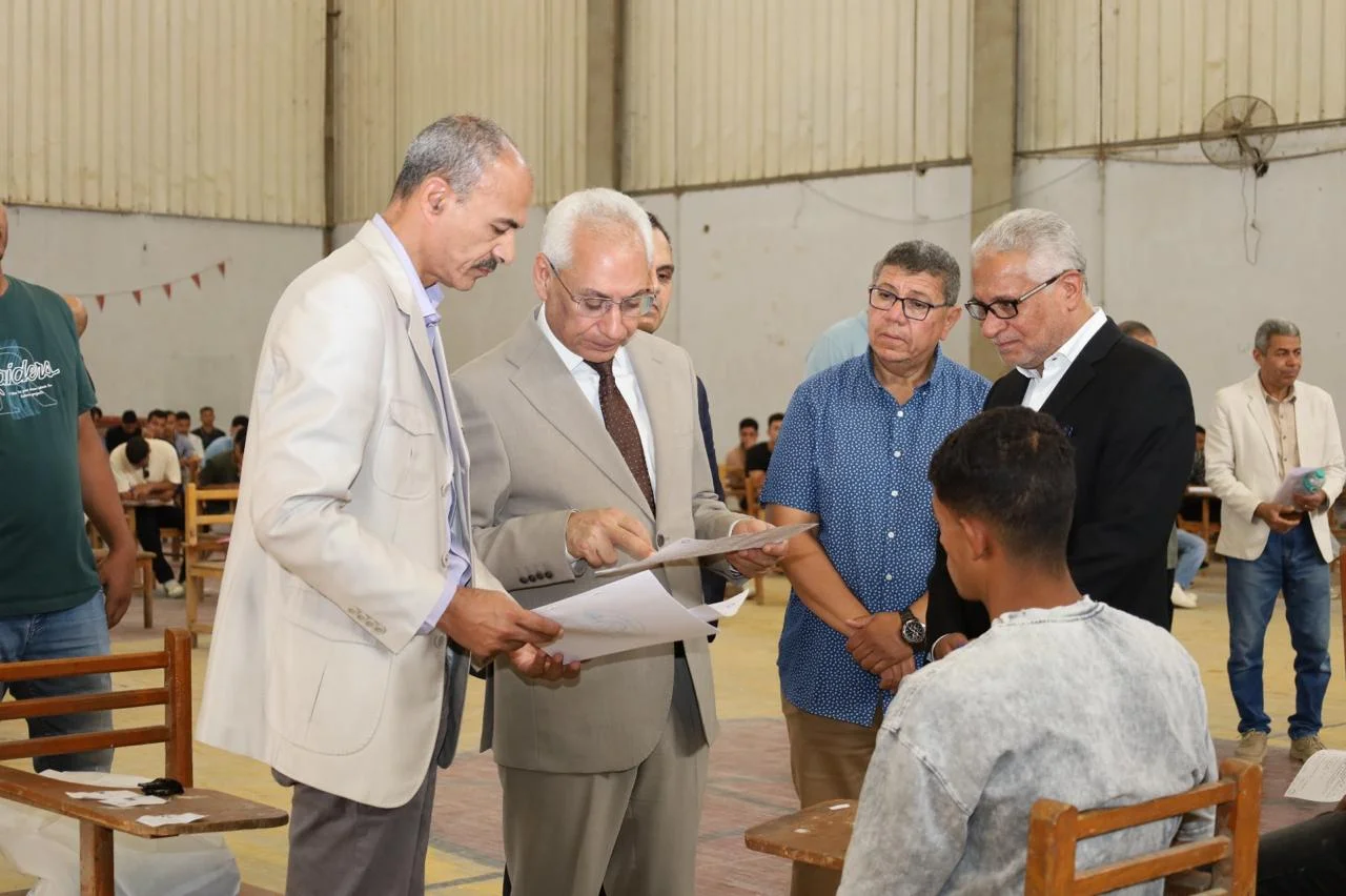 تفقد رئيس جامعة المنيا لامتحانات علوم الرياضة والآداب