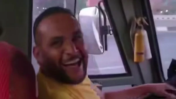 سائق تريلا يرقص أثناء القيادة في مشهد مثير للجدل