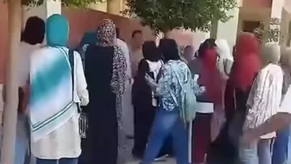 مشاجرة بين أولياء الأمور أمام مدرسة في الشرقية