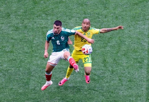 المكسيك تتقدم على جنوب إفريقيا بهدف كينيونيس في المونديال