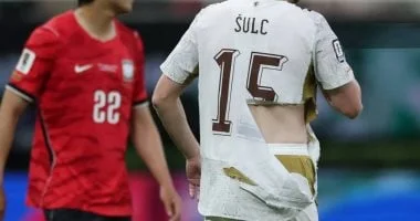 قميص ممزق يثير الجدل في مباراة التشيك وكوريا الجنوبية