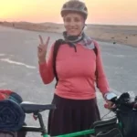 سيدة تخوض مغامرة بالدراجة من القاهرة إلى الوادي الجديد