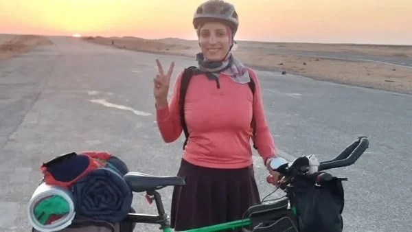 سيدة تخوض مغامرة بالدراجة من القاهرة إلى الوادي الجديد