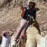 سياح شرق آسيا يستكشفون سانت كاترين الروحية