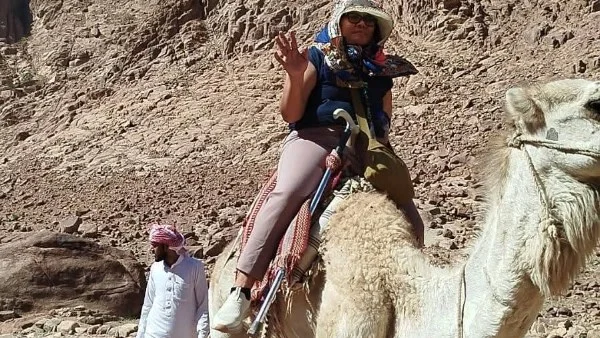 سياح شرق آسيا يستكشفون سانت كاترين الروحية