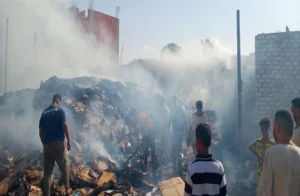 السيطرة على حريق مخزن كراتين في أسوان