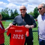 أبوريدة يستقبل عمدة سبوكين ويهديها قميص منتخب مصر