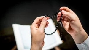 حكم لصق أوراق الأذكار في الأماكن العامة