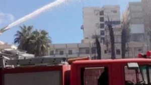 السيطرة على حريق في مخزن كراتين بكوم أمبو