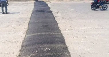 محافظة الجيزة تعزز السلامة المرورية بمطبات صناعية جديدة
