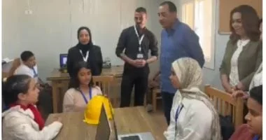 حوار ودّي بين مدبولي وطلاب الروبوتات في إدكو