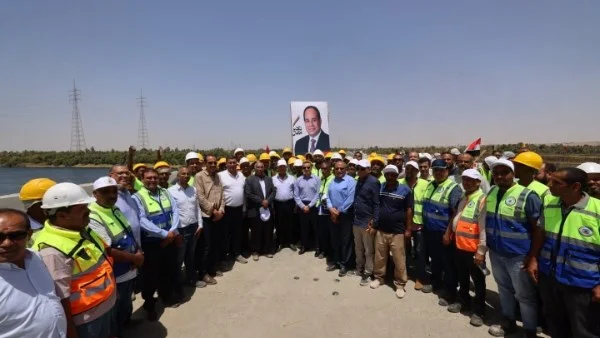 وزير النقل يتفقد محور وكبري دراو في أسوان