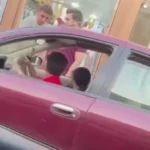 طفلان يقودان سيارة ويعرضان حياة الناس للخطر