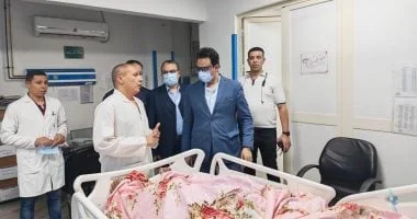 زيارة وكيل وزارة الصحة لممرضة تعرضت لحروق بسوهاج