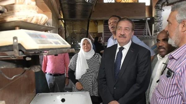 محافظ بورسعيد يتفقد جودة إنتاج الخبز في مخبز الحرية