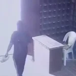 لص يسرق هاتف مصلٍ داخل مسجد في مدينة نصر