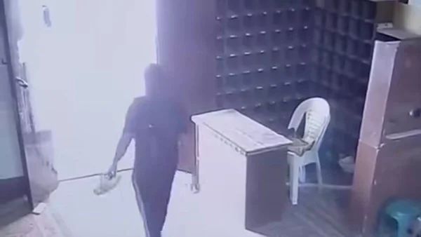 لص يسرق هاتف مصلٍ داخل مسجد في مدينة نصر