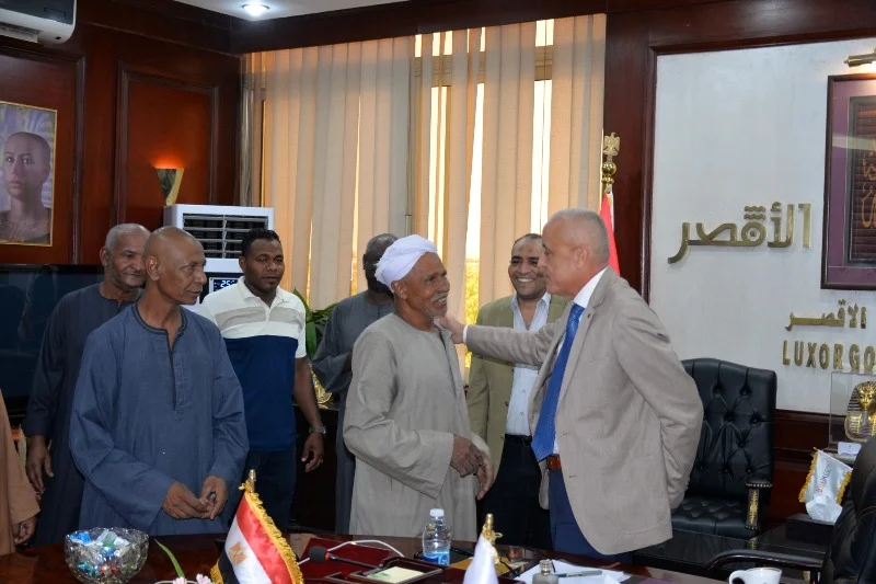 محافظ الأقصر يستقبل وفد أهالي قرية الحبيل
