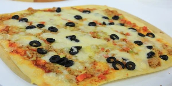 حضري بيتزا التونة بخطوات سهلة وسريعة