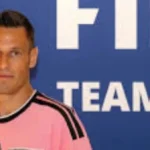حكم مباراة أوروجواي والسعودية يرتدي اللون الوردي