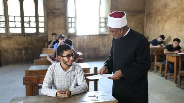 طلاب الثانوية الأزهرية يؤدون امتحان الصرف