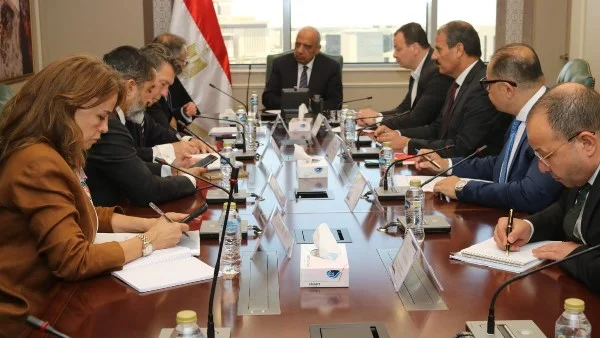 وزير الكهرباء يلتقي وفد البنك الأوروبي لدعم الطاقة المتجددة