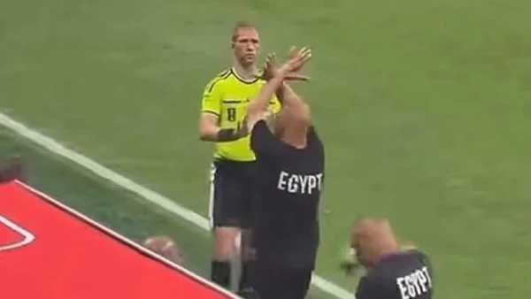 تضامن الحكم الصومالي عمر أرتان مع حسام حسن في كأس العالم