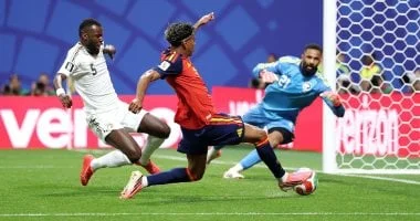 يامال: طموحاتي تتجاوز المستوى الحالي وأتمنى ألفاريز في برشلونة