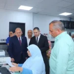 محافظ دمياط يتابع العمل في المركز التكنولوجي لخدمات المواطنين