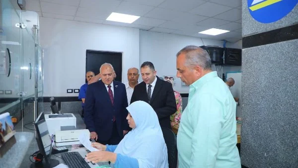 محافظ دمياط يتابع العمل في المركز التكنولوجي لخدمات المواطنين