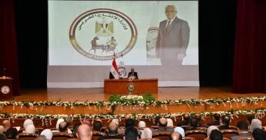 وزير الإنتاج الحربي يلتقي الحاصلين على البرامج القيادية