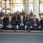 محافظو القاهرة والجيزة والقليوبية يؤدون صلاة الجمعة بمسجد عمرو بن العاص