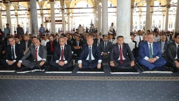 محافظو القاهرة والجيزة والقليوبية يؤدون صلاة الجمعة بمسجد عمرو بن العاص