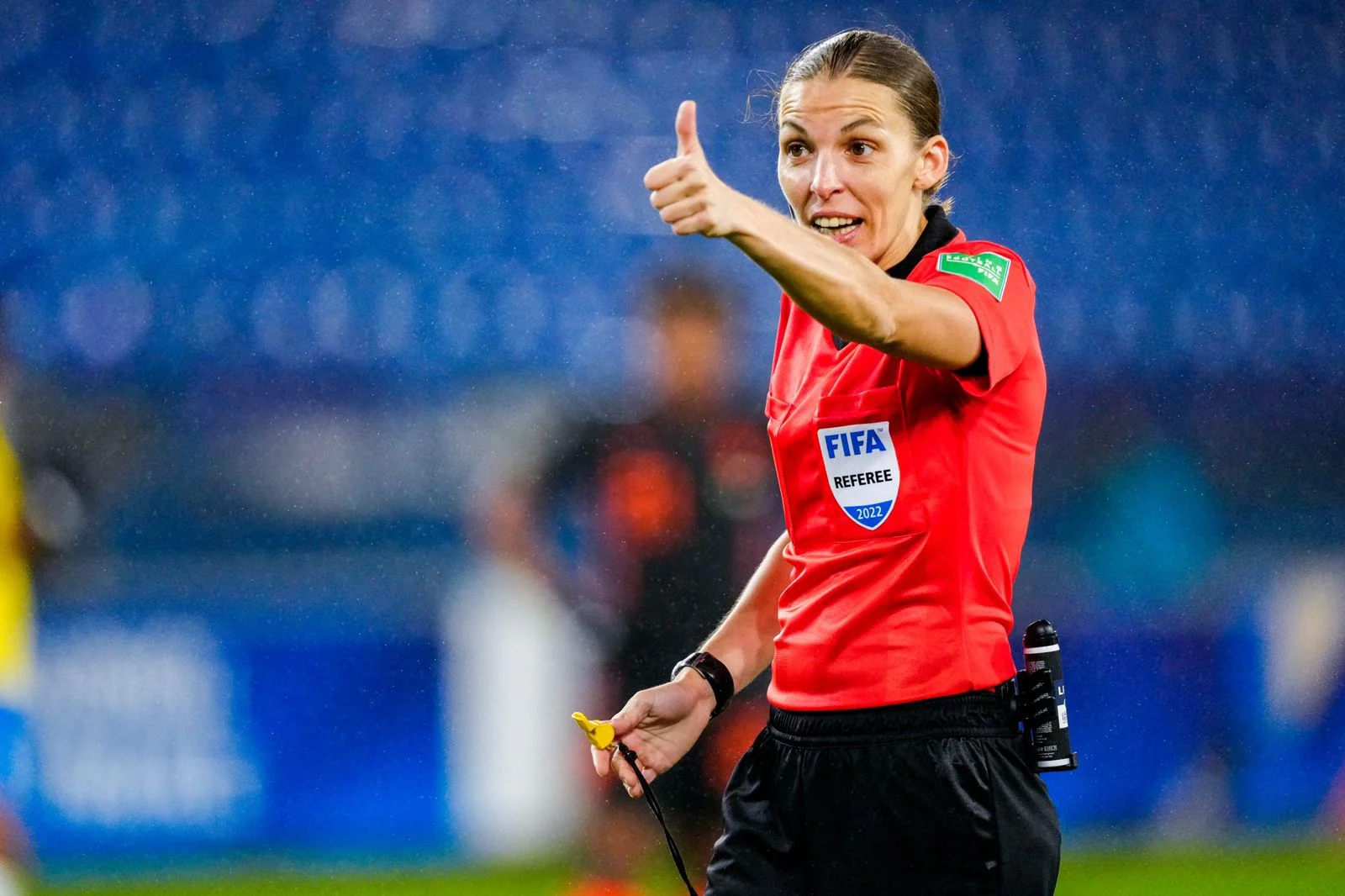 دور المرأة في تنظيم كأس العالم: من الاستقبال إلى القيادة
