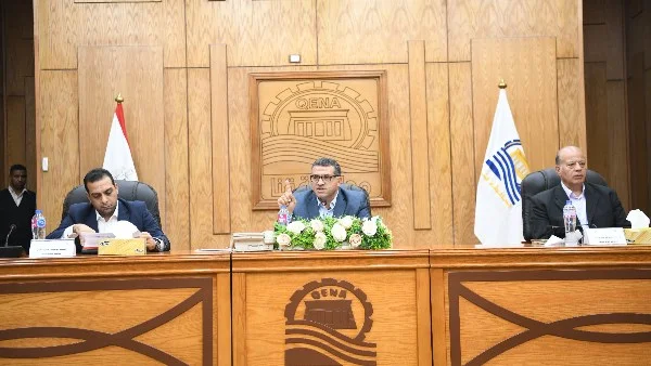 محافظ قنا يحظر إصدار تراخيص مؤقتة خارج الحيز العمراني