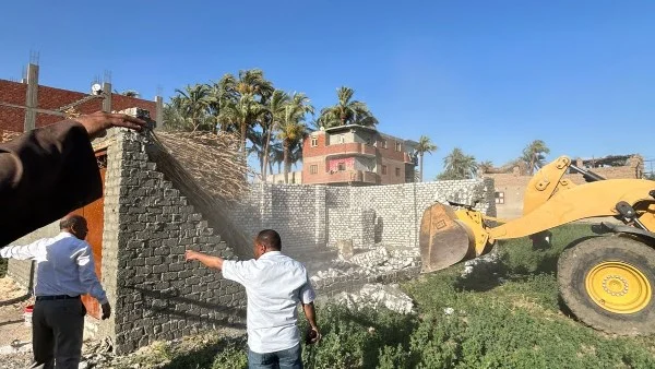 حملة لإزالة التعديات الزراعية في نجع المغاربة بقنا
