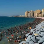 الاستعدادات القصوى في شواطئ الإسكندرية لاستقبال 1.5 مليون زائر