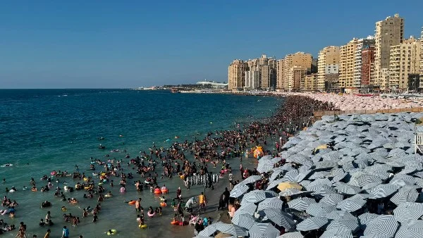 الاستعدادات القصوى في شواطئ الإسكندرية لاستقبال 1.5 مليون زائر