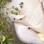غسل الدجاج قبل الطهي: ضرورة أم خطر؟