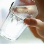 هل الماء المثلج مضر في الحر؟ حقائق طبية مهمة