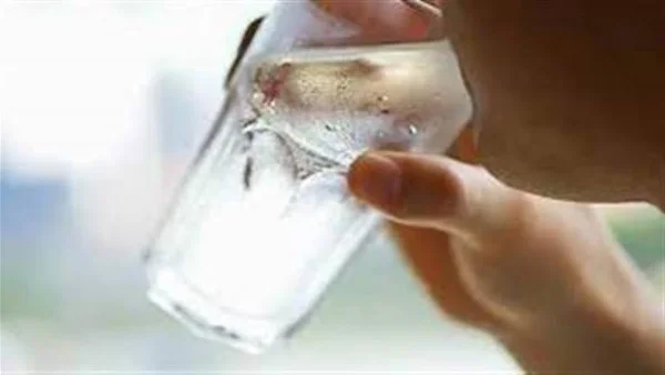 هل الماء المثلج مضر في الحر؟ حقائق طبية مهمة