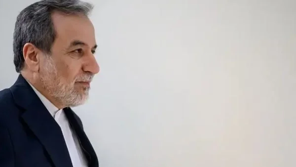 وزير الخارجية الإيراني يزور عمان وسط توتر مضيق هرمز