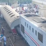 جهود رفع عربة قطار 450 بعد انقلابها بطنطا