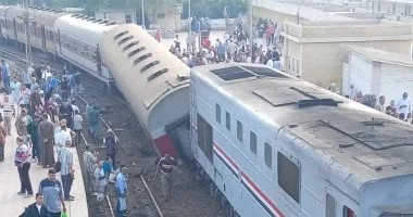 جهود رفع عربة قطار 450 بعد انقلابها بطنطا