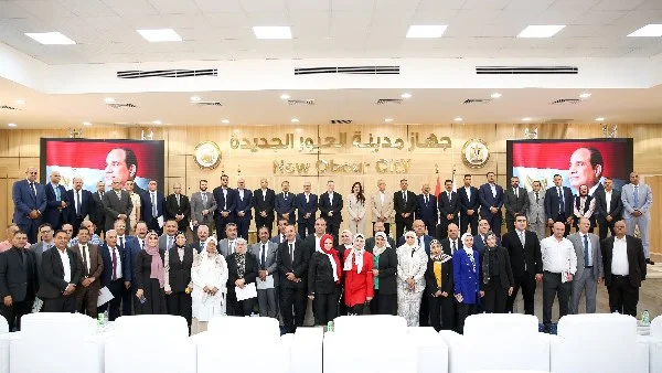 وزيرة الإسكان تسلم عقود توفيق أوضاع الأراضي الجديدة