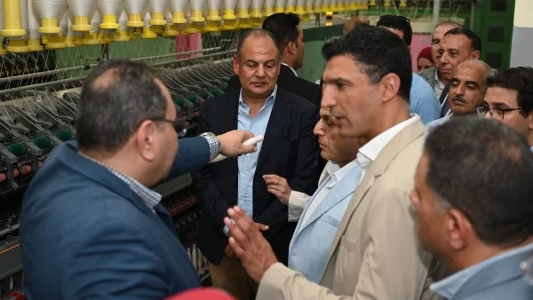 وزير الصناعة يشيد بإمكانات شركة مصر للغزل والنسيج