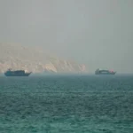 طاقم السفينة المستهدفة يغادر إلى قارب نجاة