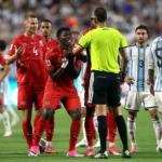 طرد إمبولو يثير الجدل في مباراة الأرجنتين وسويسرا